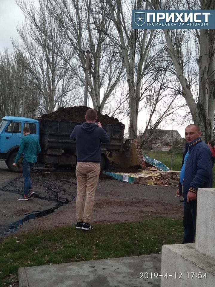 В Днепропетровской области самосвал, груженный навозом, снес автобусную остановку (ФОТО). Новости Днепра