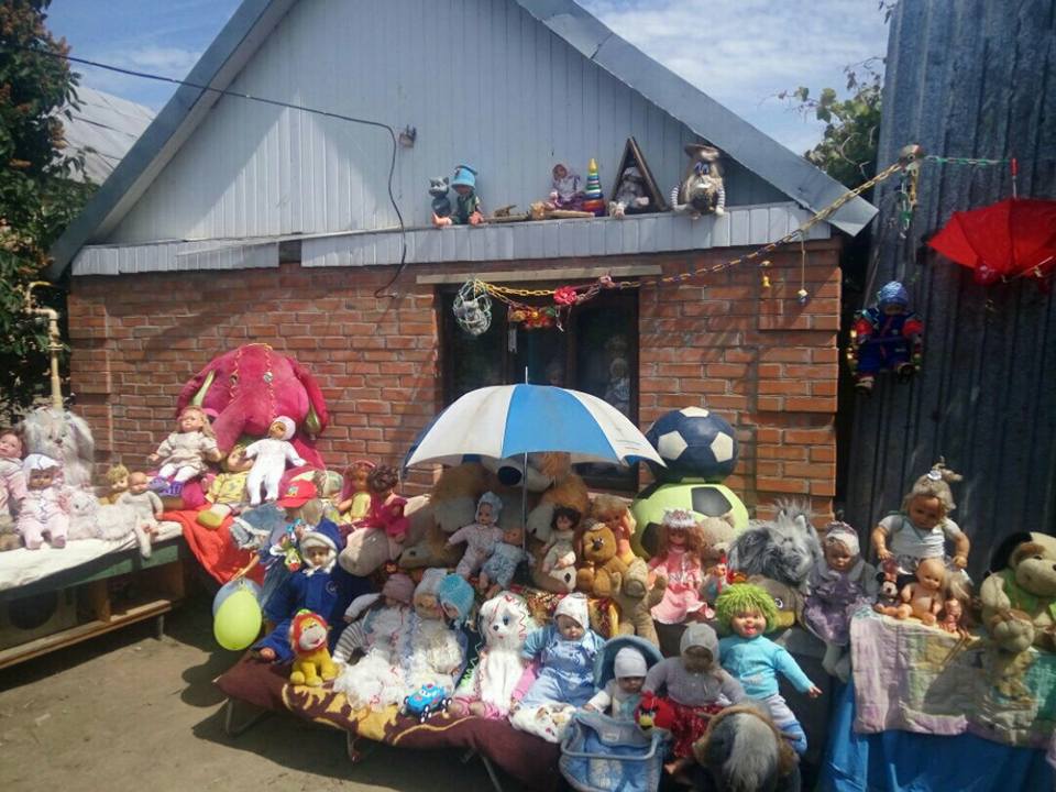Кадры из фильма ужасов: под Днепром мужчина шокировал соседей странным увлечением с куклами (Фото). Новости Днепра