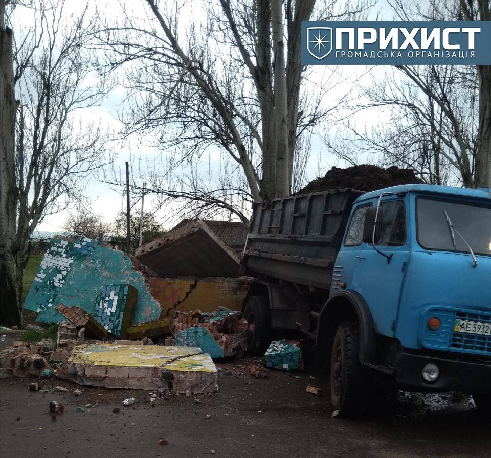 В Днепропетровской области самосвал, груженный навозом, снес автобусную остановку (ФОТО). Новости Днепра