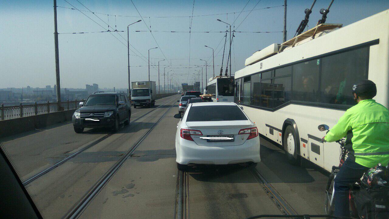 В Днепре два моста парализованы пробками (Фото). Новости Днепра