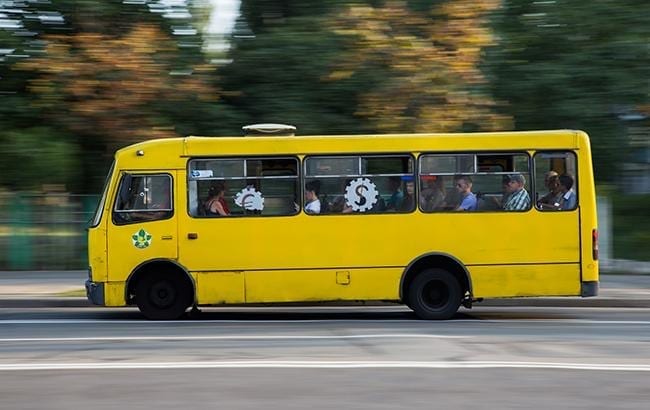 "Люди напрягают своими разговорами": в Днепре маршрутчики заставляют пассажиров мокнуть под дождем. Новости Днепра