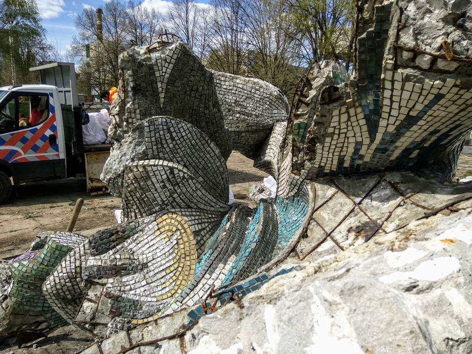 «Осколки памяти»: легендарный памятник Днепра уезжает на хранение (ФОТО). Новости Днепра