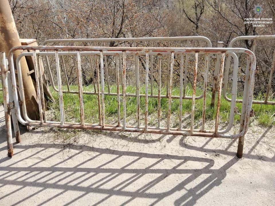 В Днепре со Старого моста "металлисты" украли забор. Новости Днепра