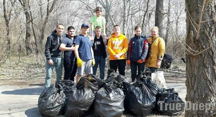 Егор и его команда: в Днепре молодежь спасла бездомного с парализованными ногами. Новости Днепра