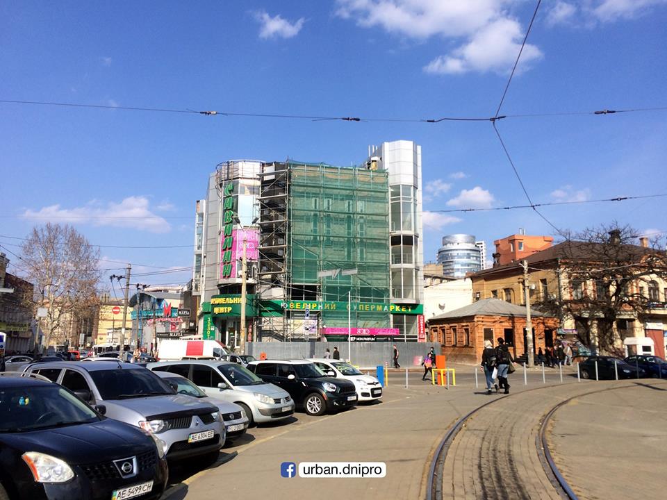 В центре Днепра с известного ТРЦ "снимают кожу". Новости Днепра