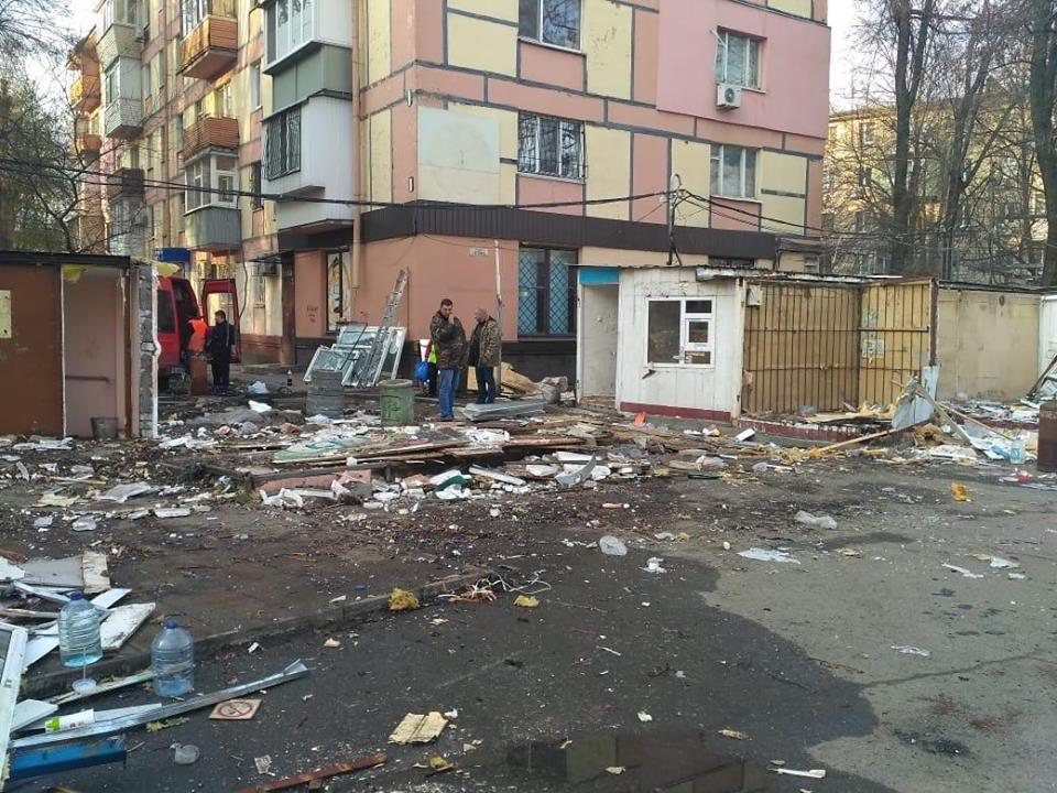 "Пришлось повозится", - в Днепре "срезали" кафе посреди тротуара. Новости Днепра