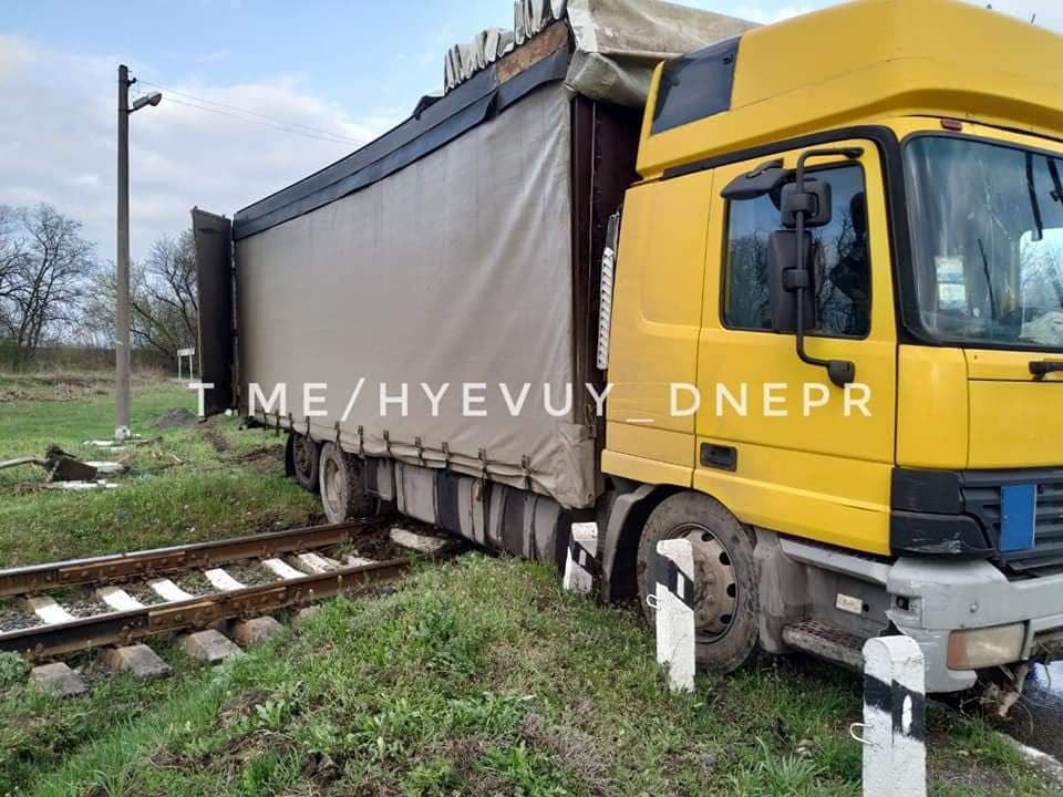 В Днепре нетрезвый дальнобойщик вылетел на железнодорожный переезд (фото). Новости Днепра