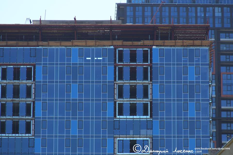 Новые этажи и синие окна: в центре Днепра доделывают известный долгострой. Новости Днепра