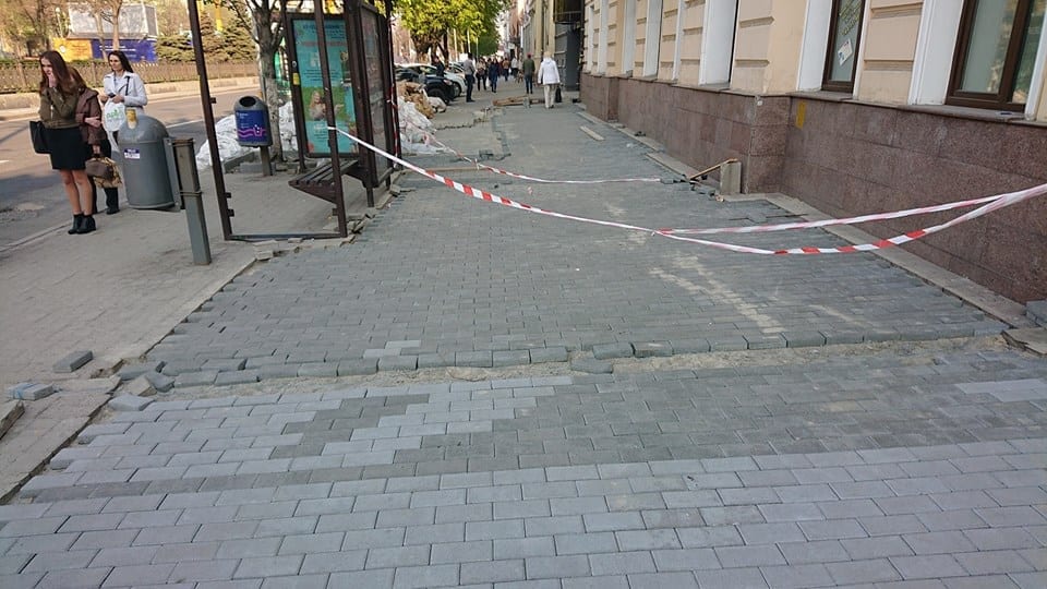На центральном проспекте Днепра начали ремонт "битых" тротуаров. Новости Днепра