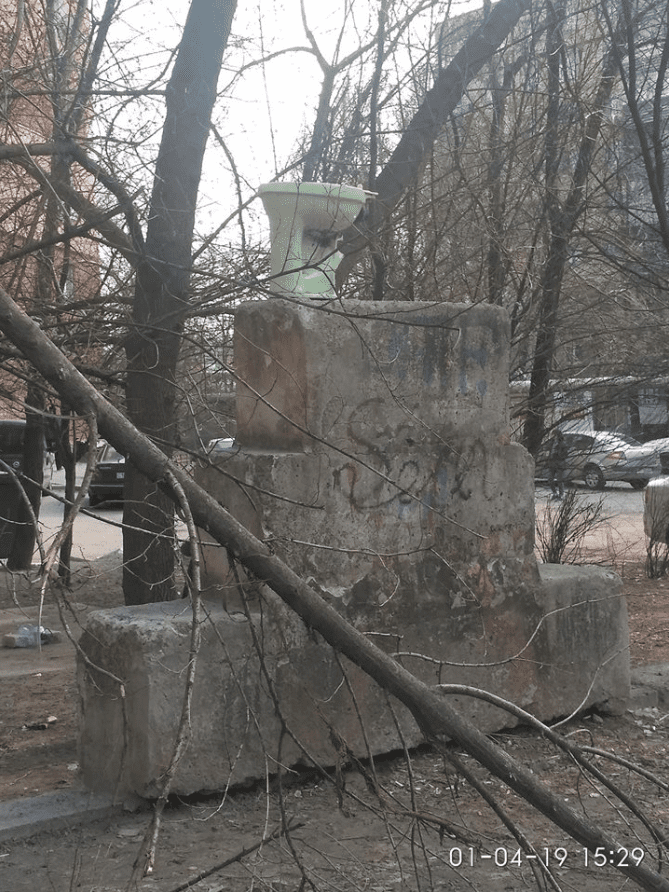 В Днепре на Тополе возвели "памятник" унитазу. Новости Днепра