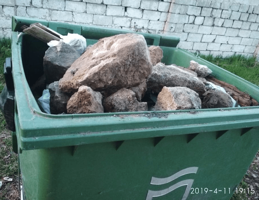 В Днепре изобрели новый способ издевательства над мусорными баками (Фото). Новости Днепра