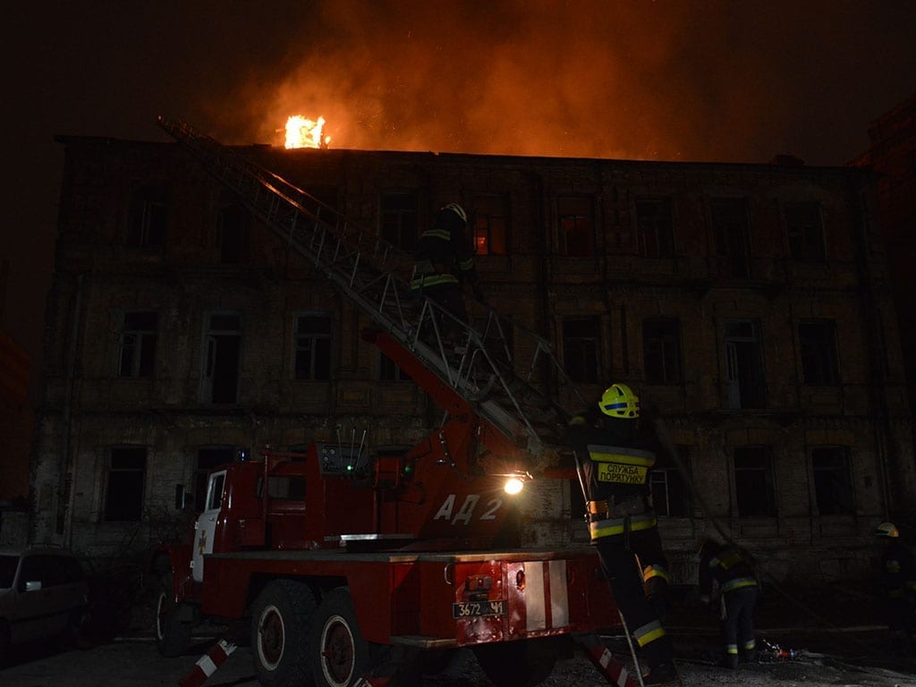 Тушили 5 часов: в Днепре на крупном пожаре спасли 3 человека. Новости Днепра