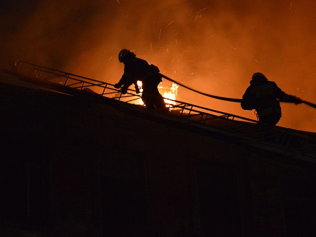 Тушили 5 часов: в Днепре на крупном пожаре спасли 3 человека. Новости Днепра