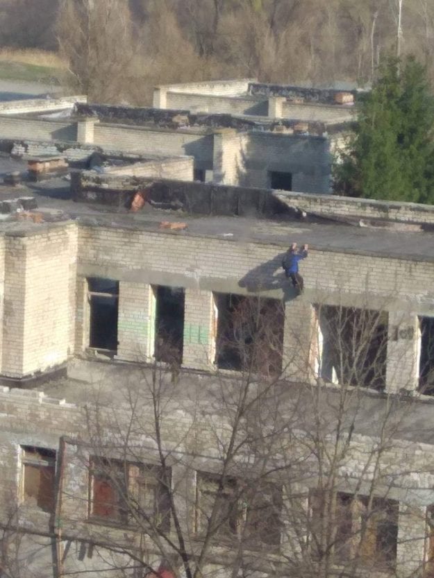 Детские забавы: под Днепром дети сбрасывают кирпичи с крыши заброшенного здания. Новости Днепра
