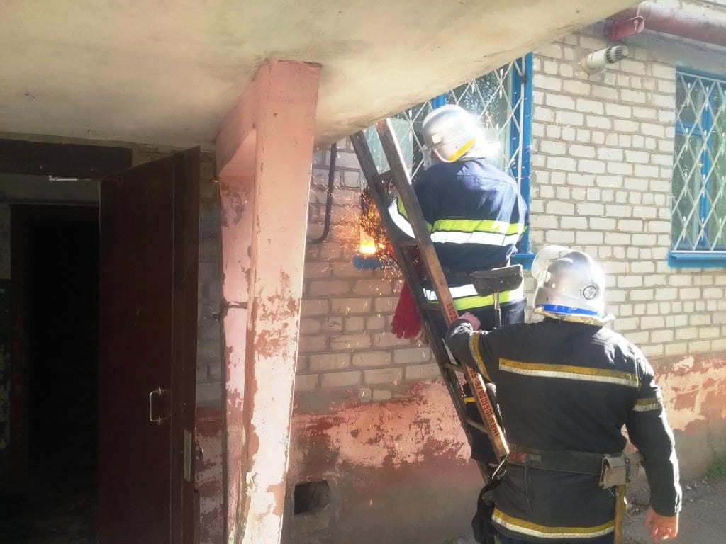 Под Днепром спасатели вырезали пожилую женщину из её квартиры. Новости Днепра