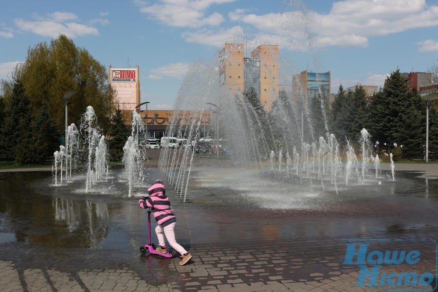 Пришла пора красивых селфи: в Днепре заработали фонтаны (Фото). Новости Днепра