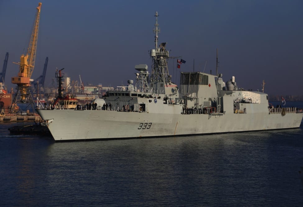 В порт Одессы в сопровождении дельфинов зашли военные фрегаты НАТО (ФОТО). Новости Днепра