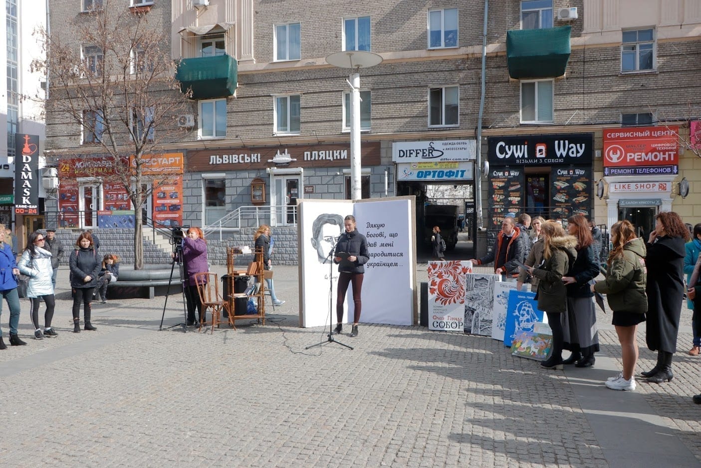 «2019 секунд. Читаємо Гончара»: у Дніпрі провели міську літературну акцію до 101-ї річниці з дня народження письменника. Новости Днепра