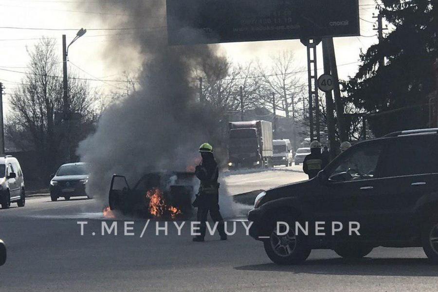 Вспыхнул газ и отказали тормоза: в Днепре на ходу сгорел автомобиль (видео). Новости Днепра