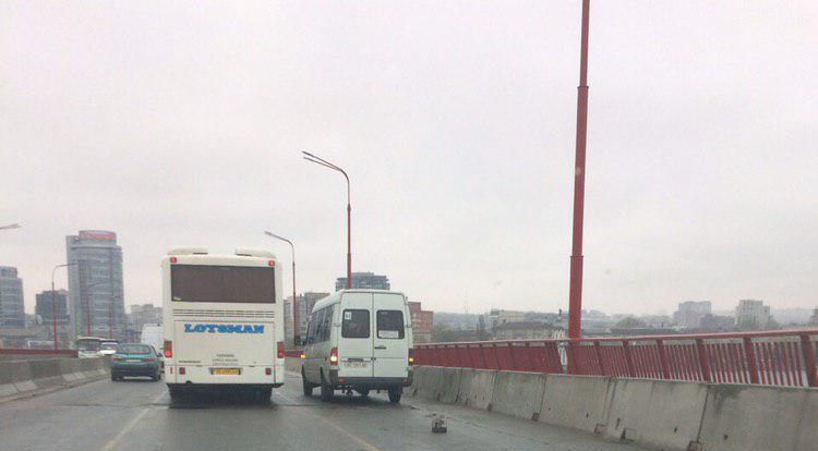 Сломанная маршрутка устроила пробку на Новом мосту в Днепре (ФОТО). Новости Днепра