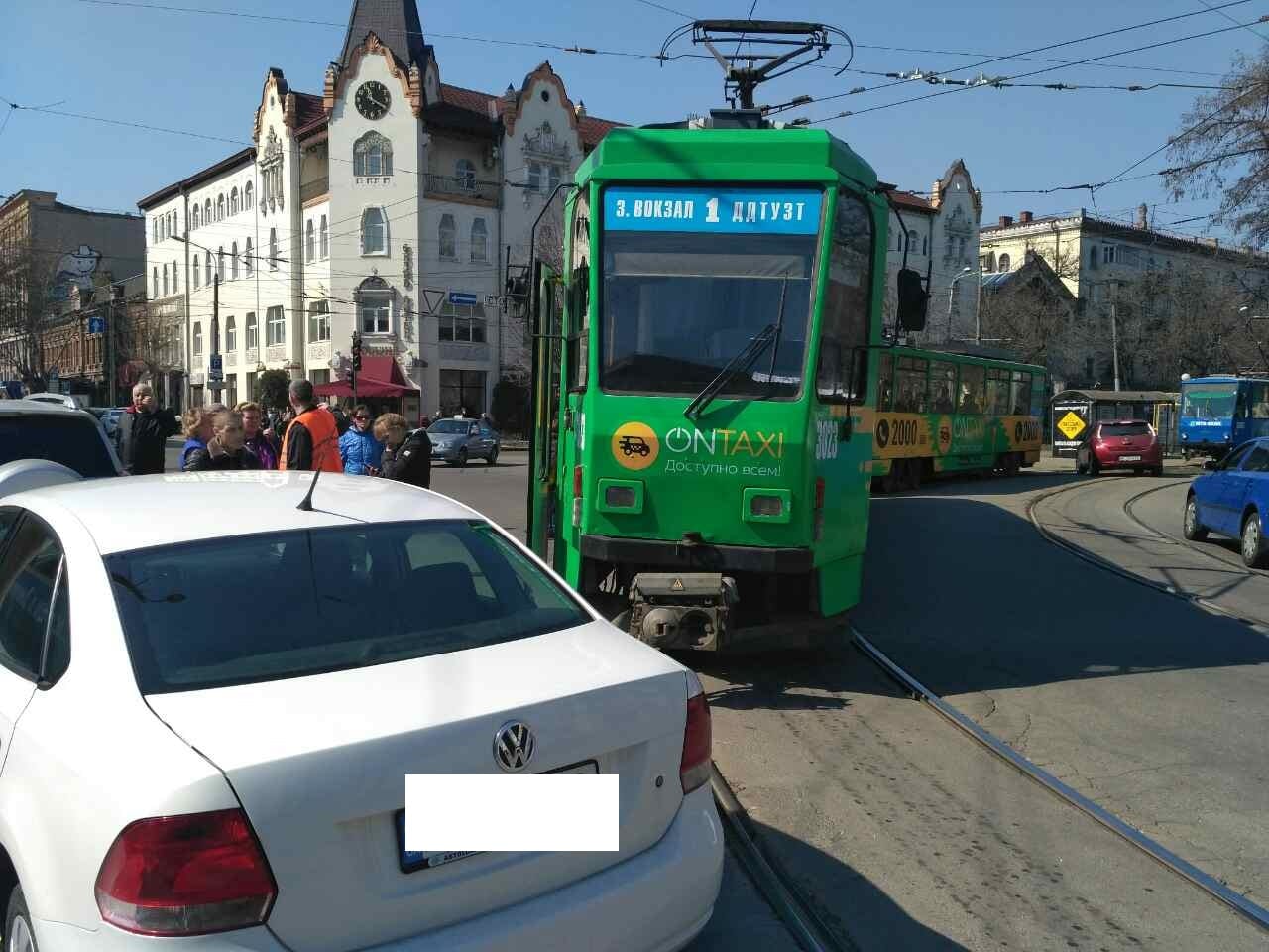 В центре Днепра "герой парковки" перекрыл движение трамваев: люди идут пешком.Новости Днепра