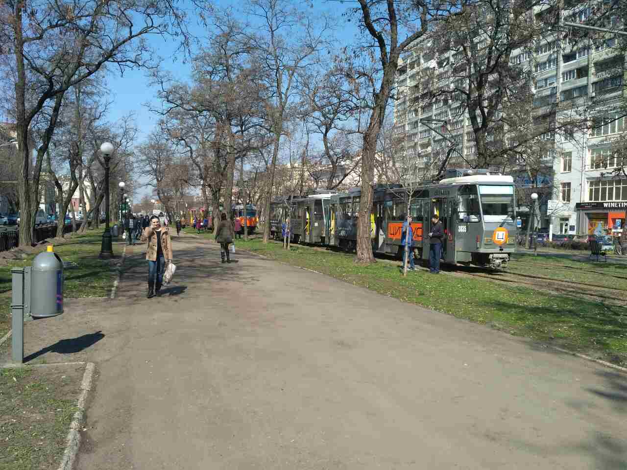 В центре Днепра "герой парковки" перекрыл движение трамваев: люди идут пешком.Новости Днепра