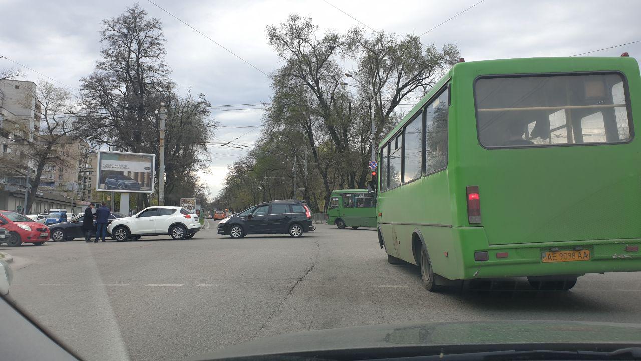 В Днепре на проспекте Пушкина столкнулись иномарки: движение затруднено (Фото). Новости Днепра