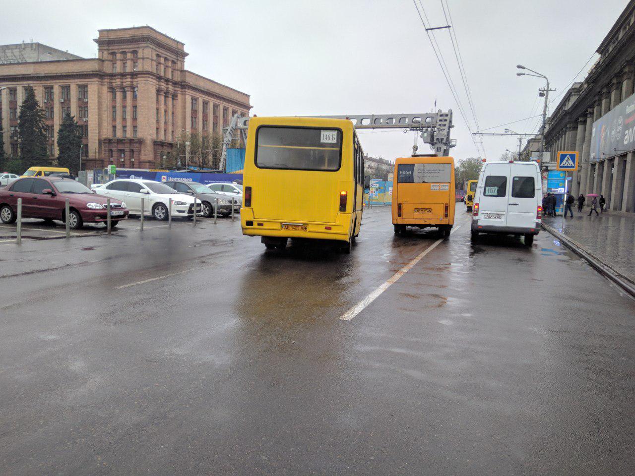 В Днепре на центральном проспекте маршрутчики устроили гонки на выживание. Новости Днепра