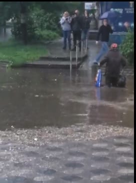 В Днепропетровской области затопило города: плавали и машины, и люди (Видео). Новости Днепра