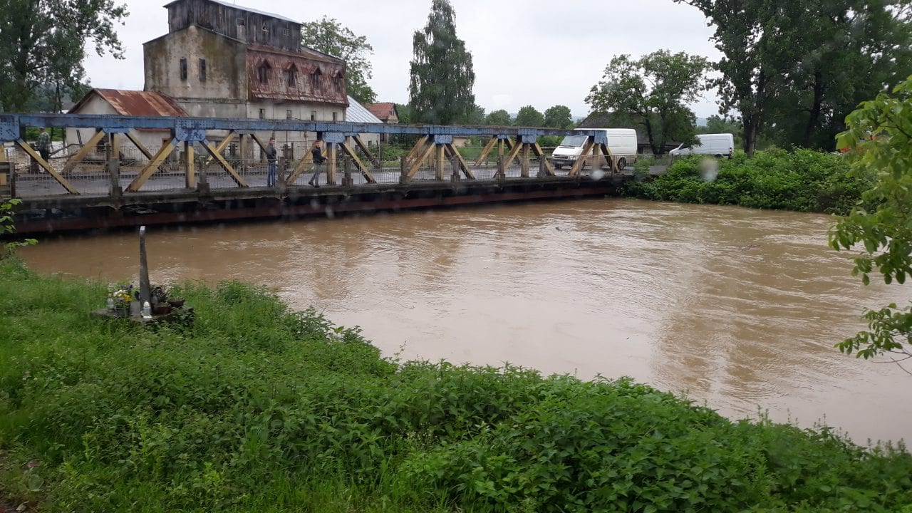 На Закарпатье большая вода сносит дома и мосты: Президент издал специальный указ (Фото). Новости Днепра