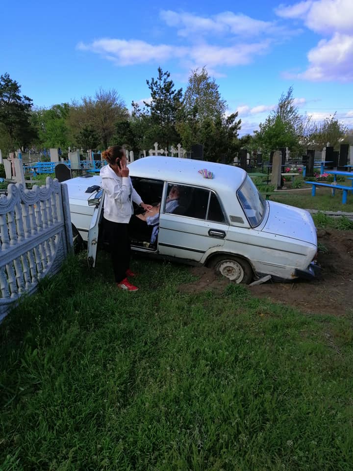 Под Днепром пьяные поминальщики врезались в ограду кладбища (Фото). Новости Днепра