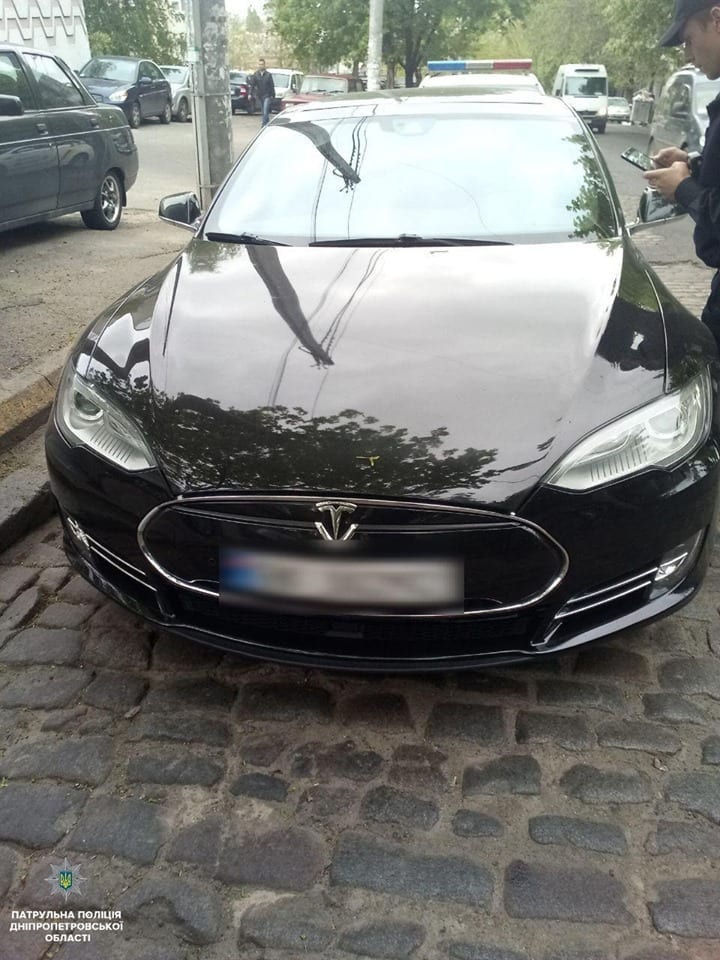 В центре Днепра поймали Tesla, которую разыскивает Интерпол (Фото). Новости Днепра