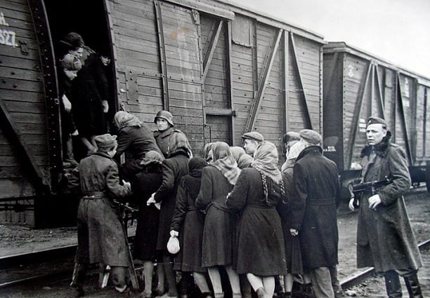 Опубликованы уникальные архивные фото, как из Днепра нацисты угоняли в Германию молодежь. Новости Днепра