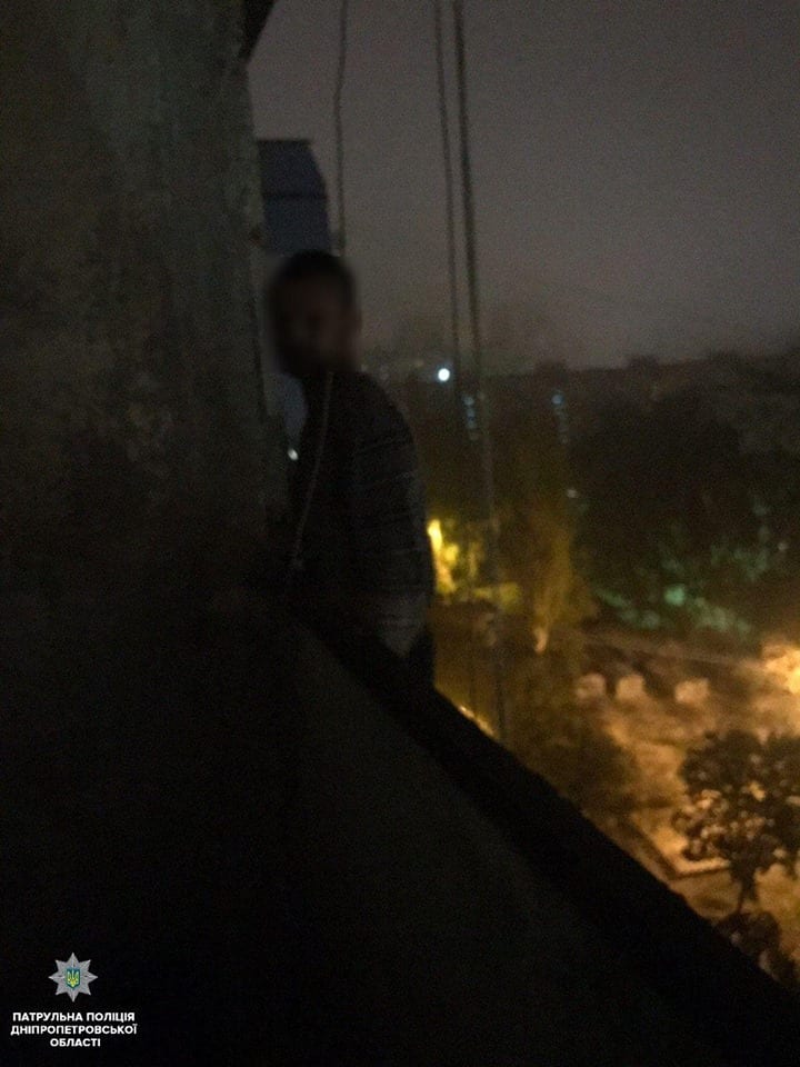 Ходил по лезвию бритвы: на ж/м Тополь мужчина едва не выпал с 14-го этажа (Фото). Новости Днепра