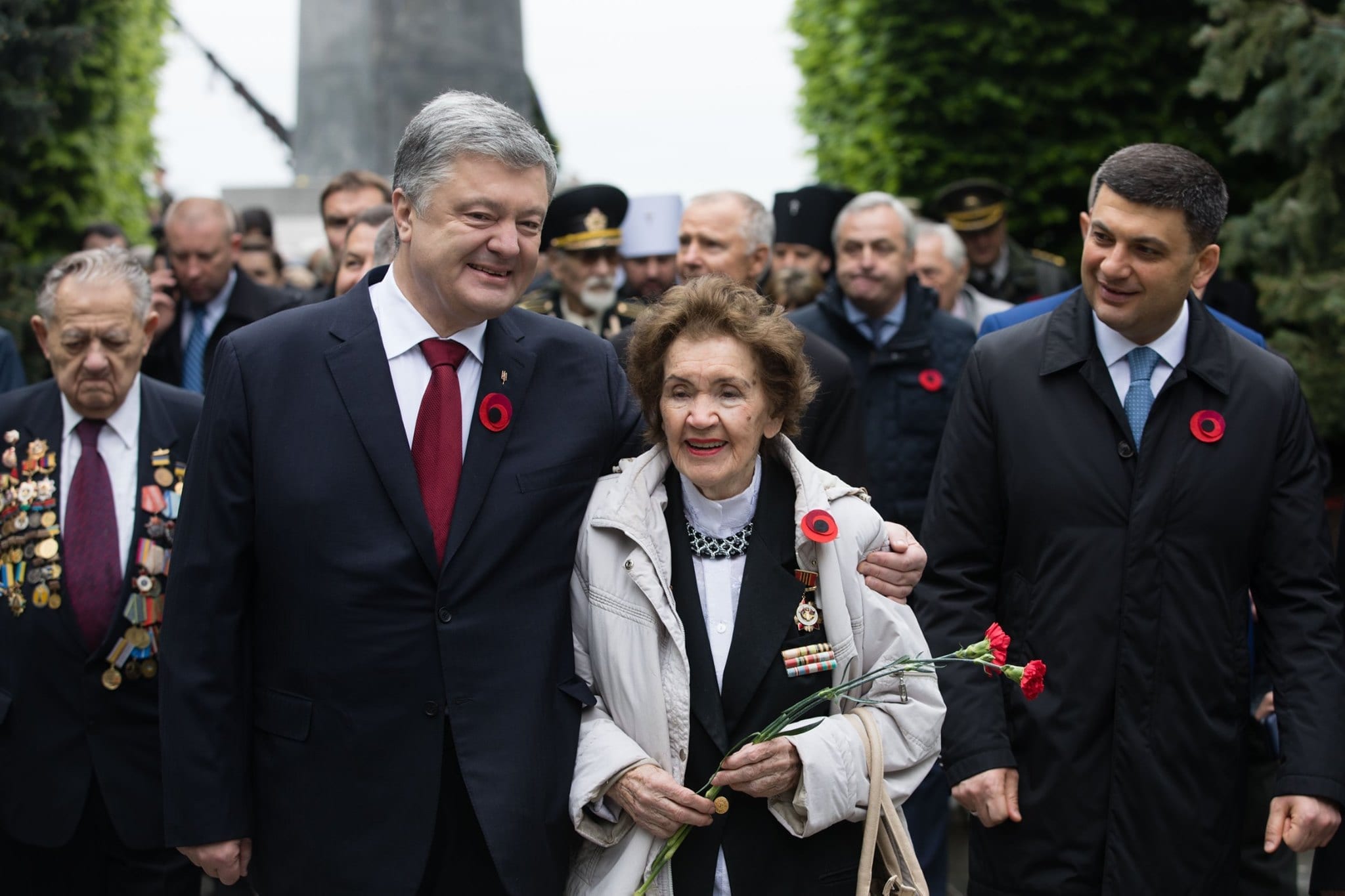 Мы ничего не забыли: Петр Порошенко отметил День Победы вместе с народом. Новости Днепра