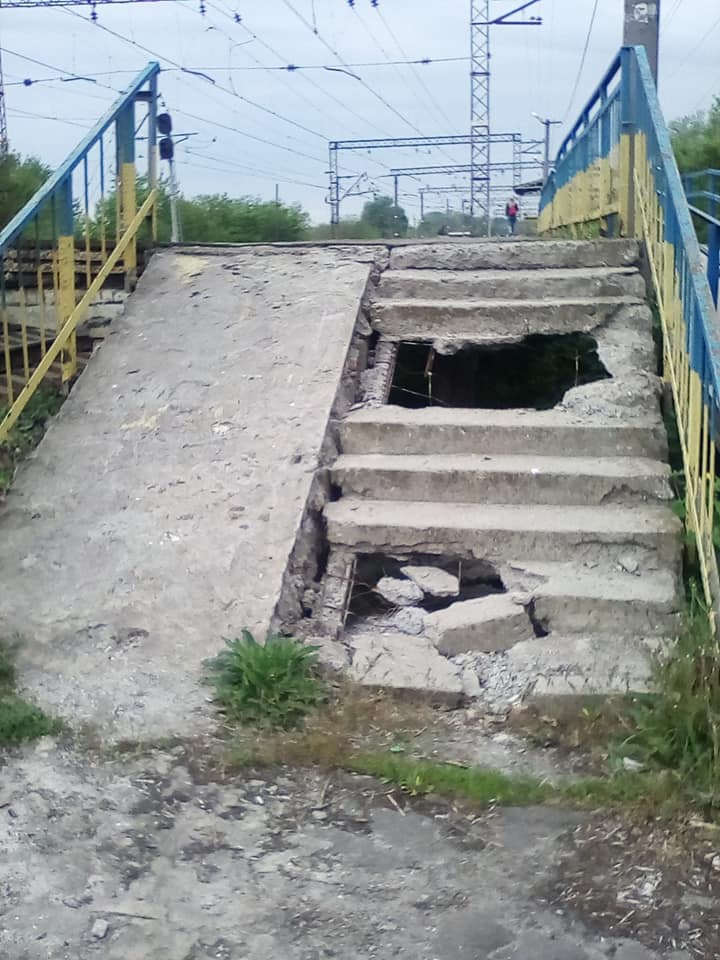 В Днепре железнодорожная остановочная платформа превращается в руины (ФОТО). Новости Днепра
