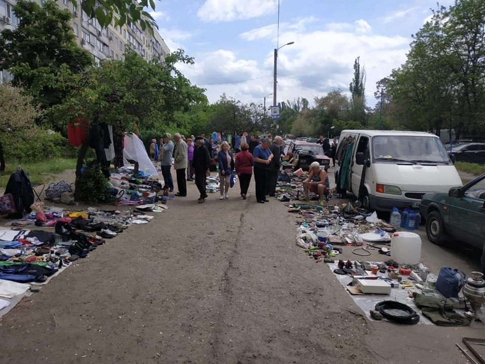 В Днепре на Березинке стихийные торговцы нагло заняли дорогу (Фото/Видео). Новости Днепра