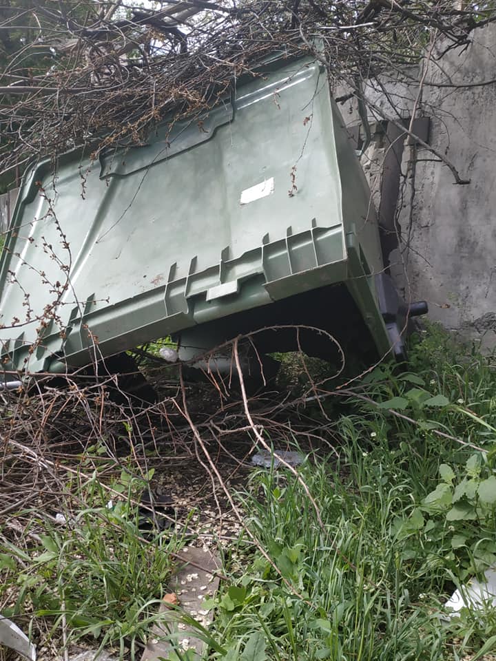 В Днепре изобрели новый вид издевательства над мусорными баками: туда грузят навоз и землю. Новости Днепра