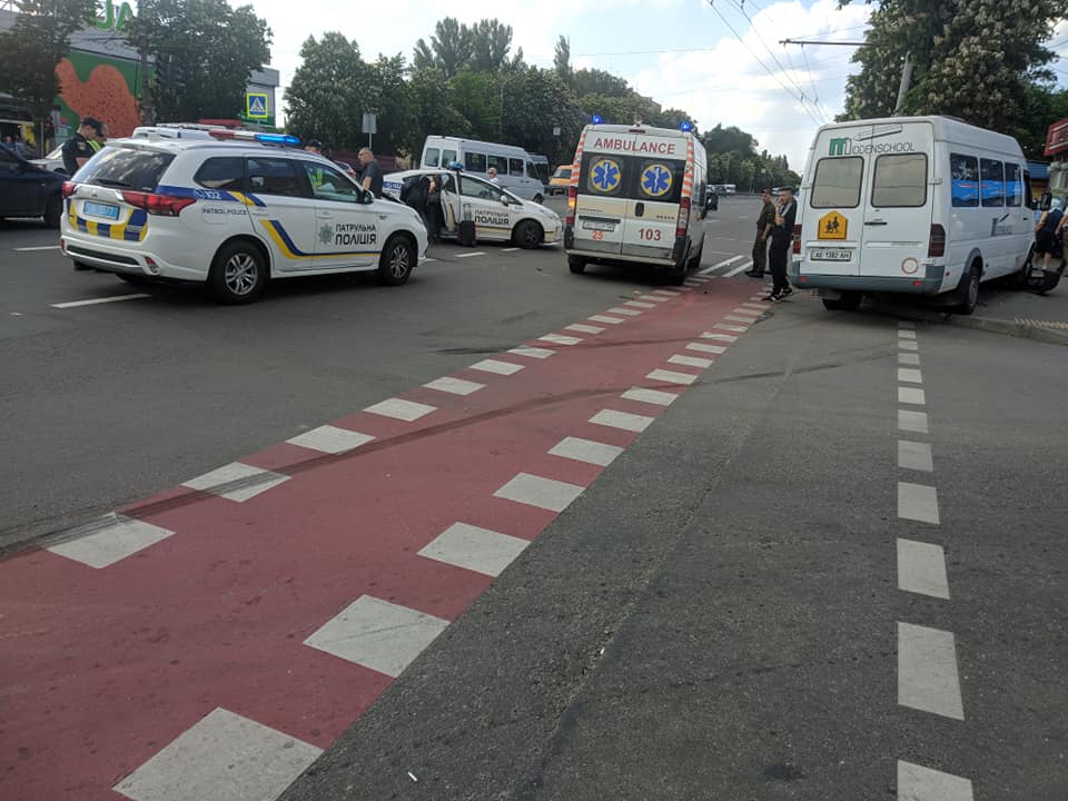 Черная пятница в Днепре и Кривом Роге: смерть на дороге и маршрутка в толпе. Новости Днепра