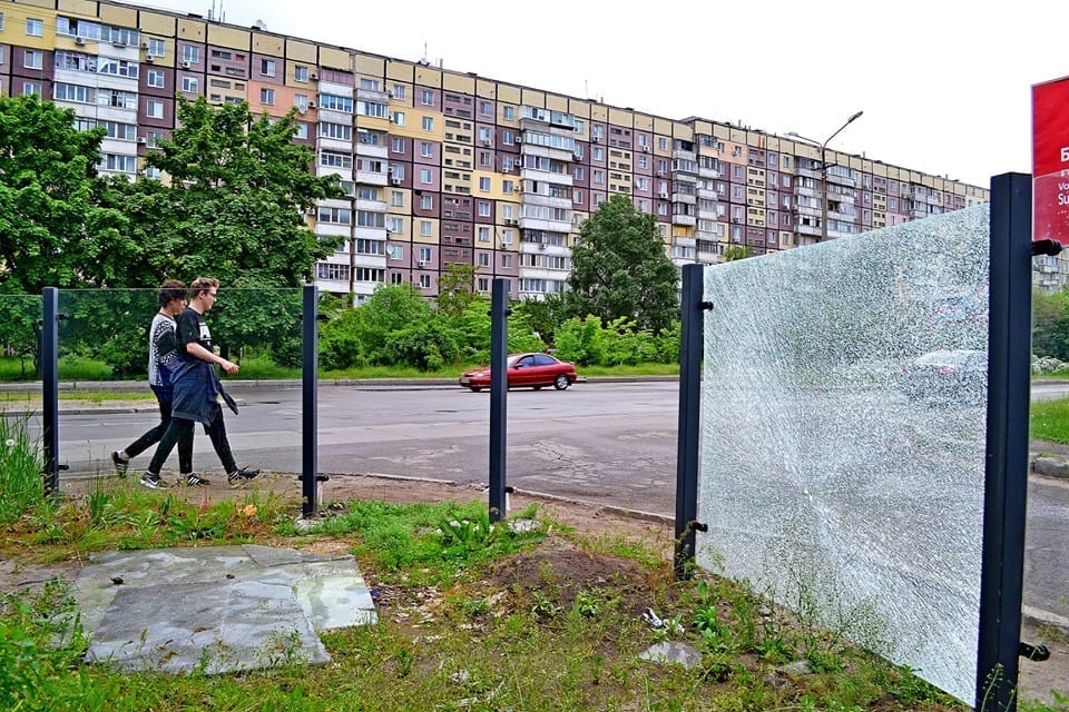 В Днепре вандалы продолжают уродовать стеклянную ограду стройплощадки. Новости Днепра