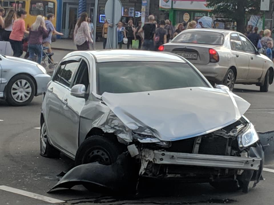 Черная пятница в Днепре и Кривом Роге: смерть на дороге и маршрутка в толпе. Новости Днепра