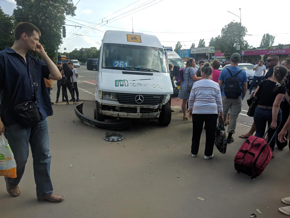 Черная пятница в Днепре и Кривом Роге: смерть на дороге и маршрутка в толпе. Новости Днепра