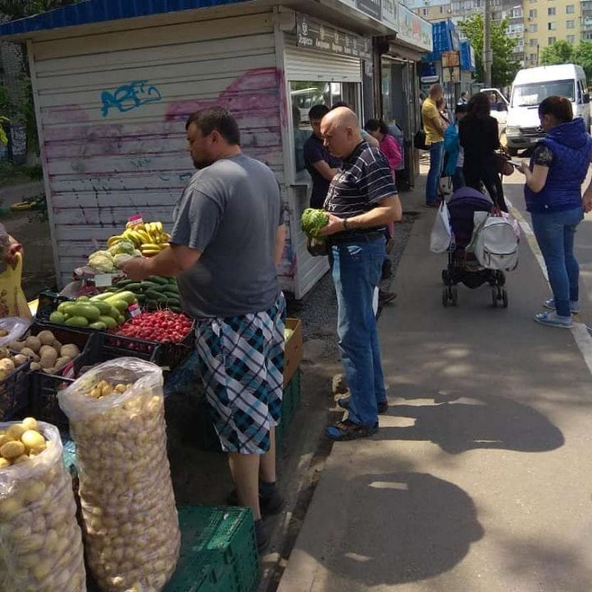 В Днепре уличные торгаши "отжали" у горожан часть тротуара. Новости Днепра