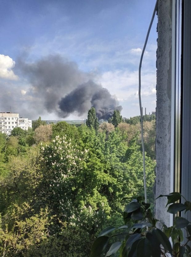 Дым столбом виден на многие километры: в Днепре пожар в промзоне (Фото). Новости Днепра