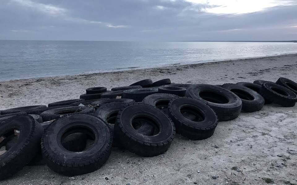 Колоссальная угроза Азовскому морю: в Бердянске в воду сбрасывают шины (Фото). Новости Днепра