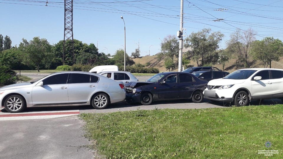 На Набережной Заводской столкнулись 3 автомобиля: есть пострадавшие (Фото). Новости Днепра