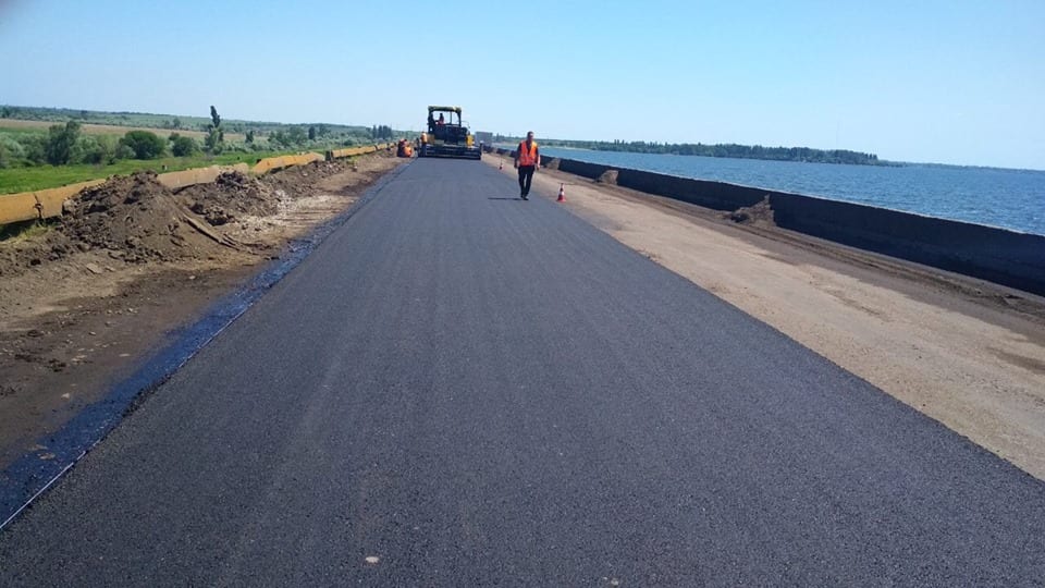 В Днепропетровской области гарячим асфальтобетоном латают ямы на дорогах: где проходит ремонт. Новости Днепра