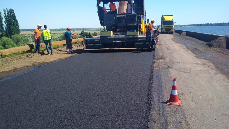 В Днепропетровской области гарячим асфальтобетоном латают ямы на дорогах: где проходит ремонт. Новости Днепра