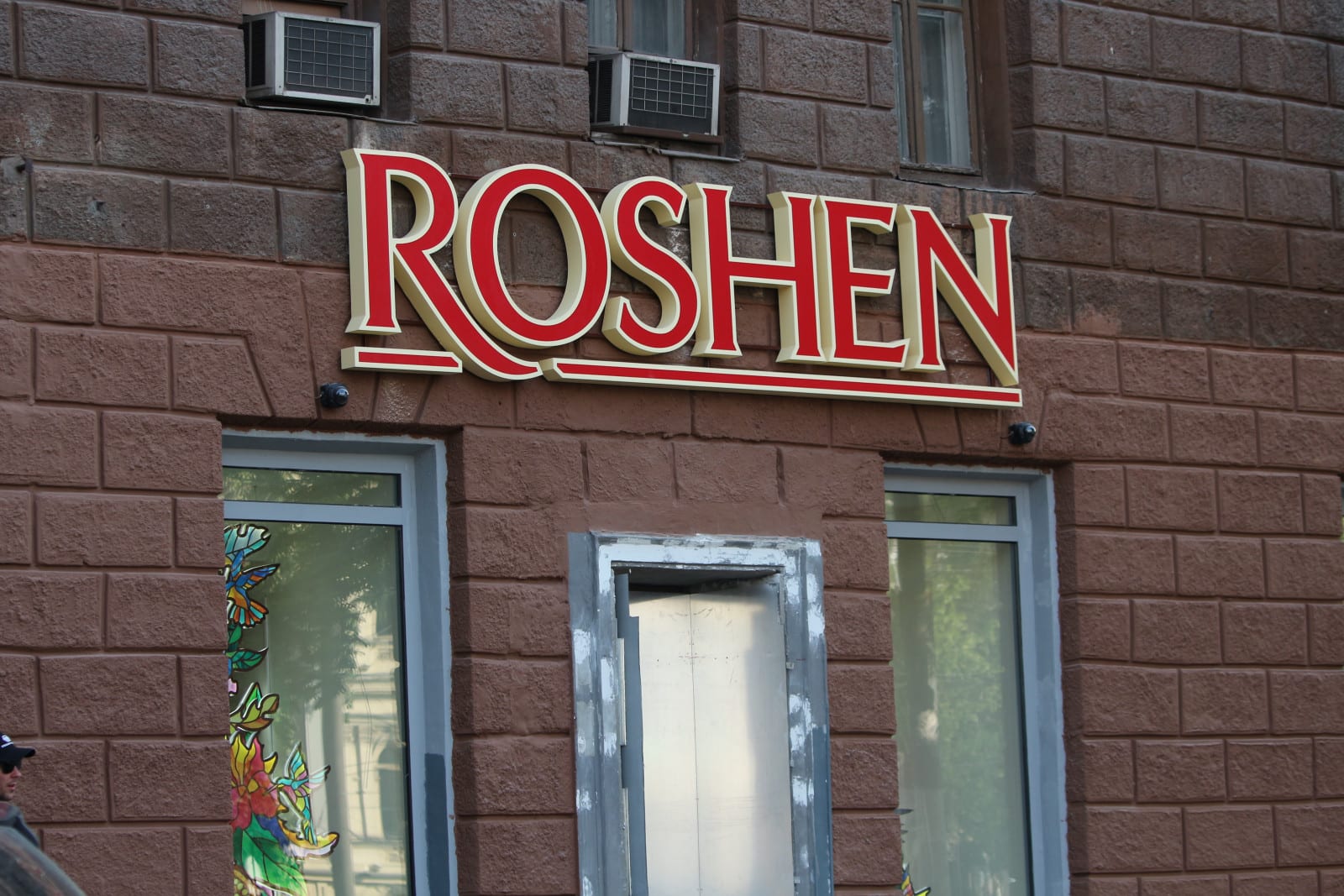 Roshen в центре Днепра обзавелся новой вывеской (Фото). Новости Днепра