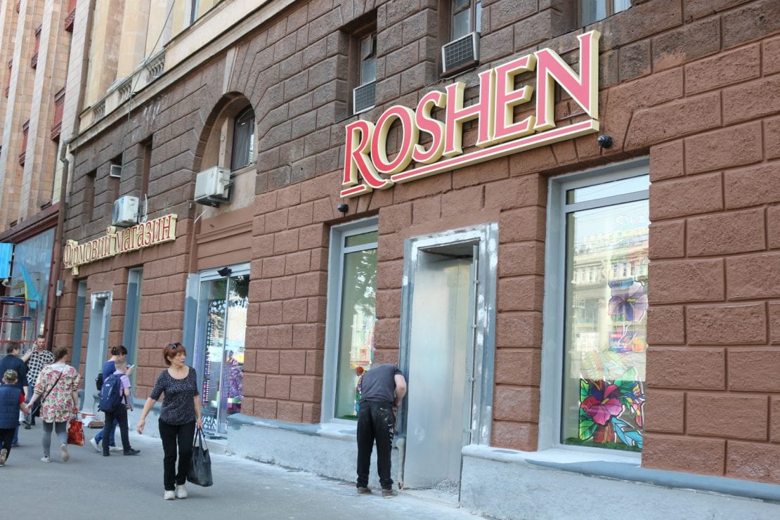 Roshen в центре Днепра обзавелся новой вывеской (Фото). Новости Днепра